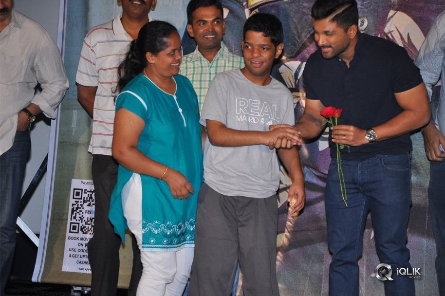 Army-People-Watching-Naa-Peru-Surya-Naa-illu-India-Movie-Photos